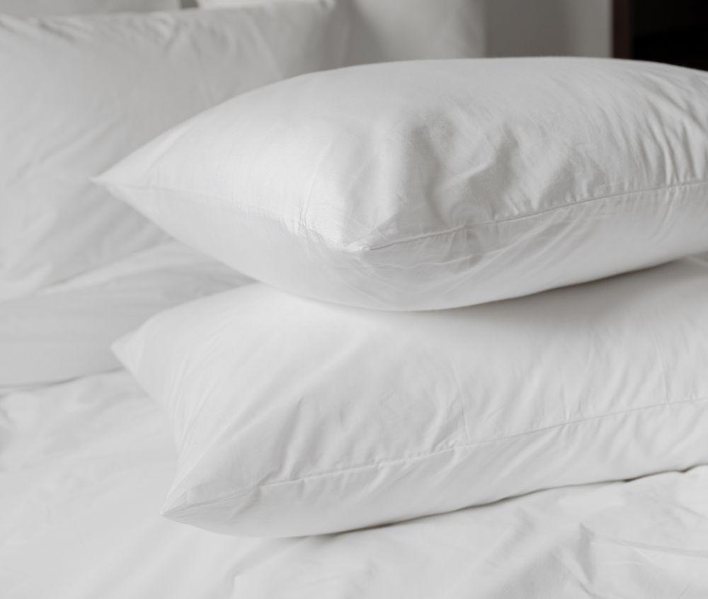 Lot de 2 taies d'oreiller en percale de coton - 63 x 63 cm - blanc à  passepoil terracotta - agami VENTE-UNIQUE Pas Cher 